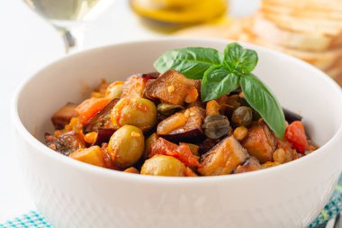 Geleneksel Sicilyalı patlıcan çanağı Caponata beton arka planda kasede. Seçici odak.