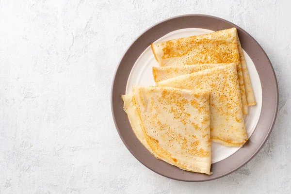 Crêpes Sur Plaque Sur Fond Béton Blanc Vue Dessus Espace — Photo