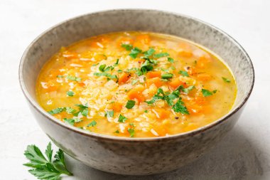 Beton arka planda sebzeli mercimek çorbası. Seçici odak.