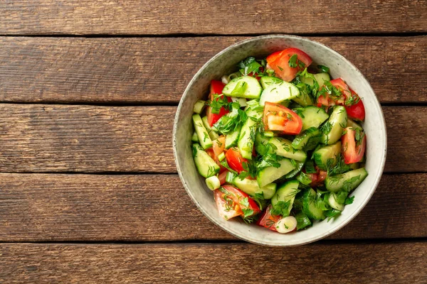 Färsk Grönsakssallad Med Gurka Tomat Och Grönt Skål Rustikt Träbord — Stockfoto