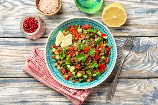 Ensalada Lentejas Con Pepino Pimiento Hojas Cilantro Sobre Una Mesa — Foto de Stock