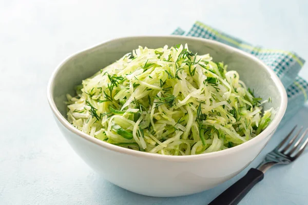 Ensalada Col Fresca Pepino Con Eneldo Bol Sobre Fondo Hormigón — Foto de Stock