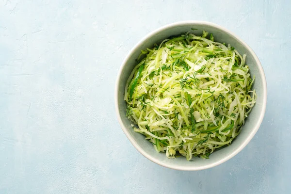 Ensalada Col Fresca Pepino Con Eneldo Bol Sobre Fondo Hormigón — Foto de Stock