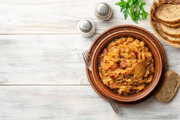 Plato Tradicional Polaco Bigos Tazón Cerámica Sobre Mesa Madera Rústica — Foto de Stock