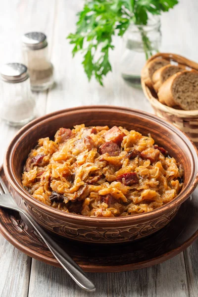 Traditionell Polsk Maträtt Bigos Keramikskål Rustika Träbord Selektiv Inriktning — Stockfoto