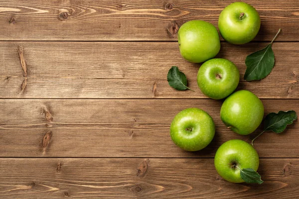 Φρέσκα Πράσινα Μήλα Ρουστίκ Ξύλινο Φόντο Πάνω Όψη Αντιγραφή Χώρου — Φωτογραφία Αρχείου
