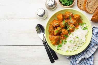 Köy arka planında beyaz pirinçli et güveci. Üst görünüm, alanı kopyala.