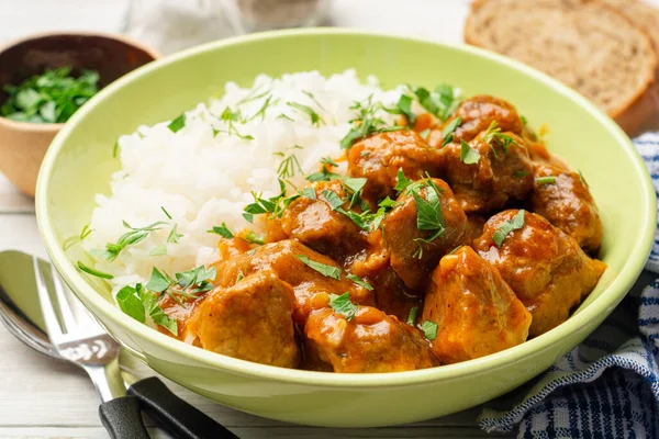 Köy arka planında beyaz pirinçli et güveci. Seçici odak.