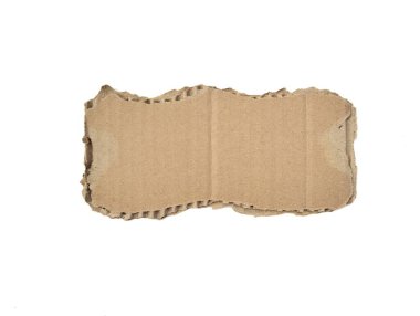 Yırtılmış karton parçası beyaz arkaplanda izole edildi