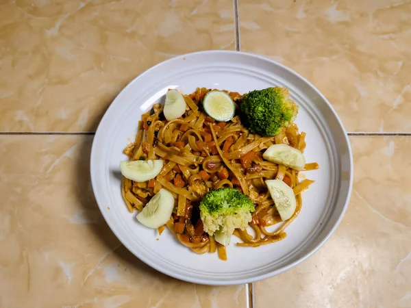 Sebzeli makarna tabağını kapat.