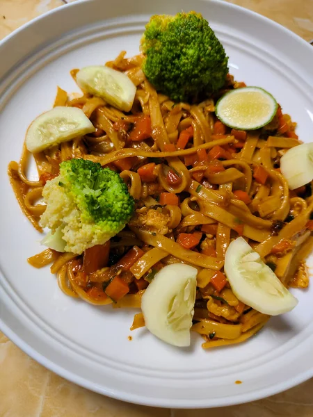 Sebzeli makarna tabağını kapat.