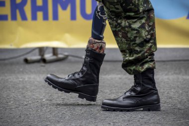 Bacak protezi olan ordu, protez bacaklı deneyimli asker, Kolombiya 'da silahlı kuvvetler ve sakatlık. Yüksek kalite fotoğraf