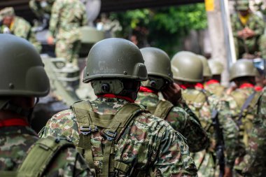 Zırhlı birlikleri ve tankları olan Kolombiyalı silahlı kuvvetler, çatışmadan önce orduyu organize eden askerler, askeri görev için hazırlanan askerler. Yüksek kalite fotoğraf