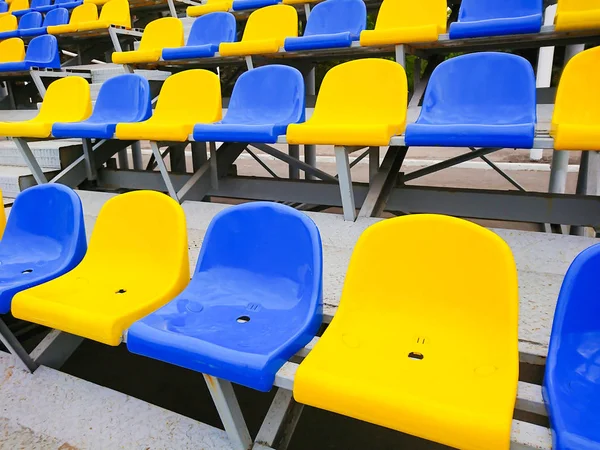 Cadeiras Plástico Azul Amarelo Rua Estádio — Fotografia de Stock