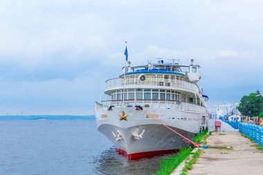 Saratov / Rusya - 18 Temmuz 2018: üç katlı yolcu gemisi Volga Nehri üzerinde Saratov şehir içinde at the pier 