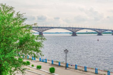 Volga Nehri Saratov ve Engels, Rusya arasındaki yolu köprüsü. Bulutlu yaz günü. City quay.