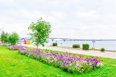 Volga Nehri Saratov ve Engels, Rusya arasındaki yolu köprüsü. Bulutlu yaz günü. City quay.
