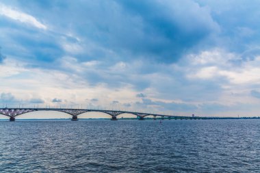 Volga Nehri Saratov ve Engels, Rusya arasındaki yolu köprüsü. Bulutlu yaz gün.