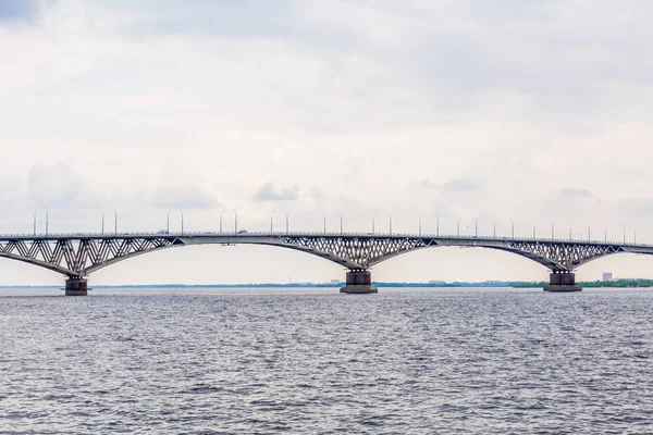 サラトフとエンゲルス ロシアのヴォルガ川に架かる道路橋 曇りの夏の日 — ストック写真