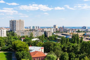 Kentsel peyzaj 12 kat yükseklikten. Modern mimarisi, çok katlı binalar. Şehir Saratov, Rusya Federasyonu.