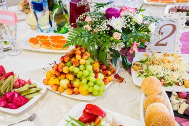 Tablo şölende servis. Meyve, atıştırmalıklar, lezzetleri ve restoran çiçeklenir. Ciddi olay veya düğün.