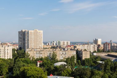 Kentsel peyzaj 12 kat yükseklikten. Modern mimarisi, çok katlı binalar. Şehir Saratov, Rusya Federasyonu.
