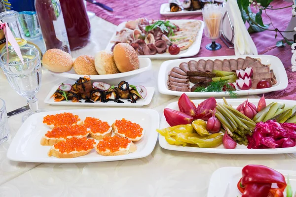 Mesas Servidas Banquete Bebidas Lanches Iguarias Flores Restaurante Evento Gala — Fotografia de Stock