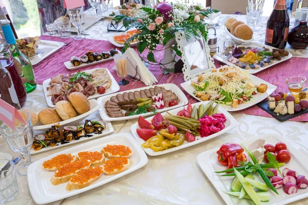 Mesas Servidas Banquete Bebidas Lanches Iguarias Flores Restaurante Evento Gala — Fotografia de Stock