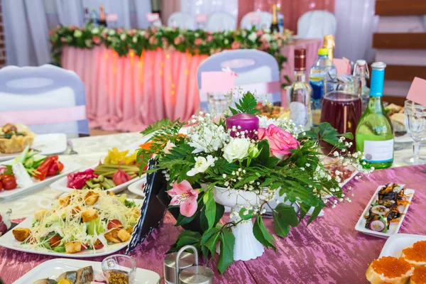 Mesas Servidas Banquete Bebidas Lanches Iguarias Flores Restaurante Evento Gala — Fotografia de Stock