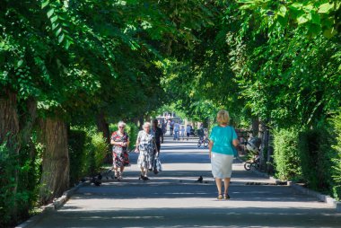 Saratov / Rusya - 11 Ağustos 2018: yaşlı insanlar şehirde Park yürüyüş. Yaz günü.