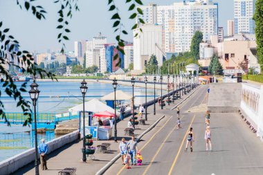 Saratov / Rusya - 11 Ağustos 2018: dolgu, Saratov, Rusya Volga Nehri'nin. Yaz güneşli bir gün, insanlar sokakta yürürken..