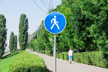 Yaya bölgesi. Yol işareti. Saratov, Rusya setin. Yalnız yaya şort.