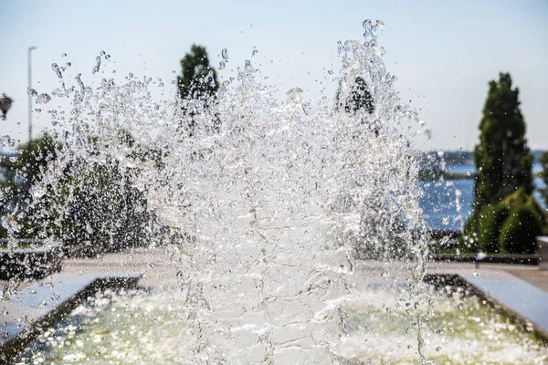 Eine Wasserspritze Aus Dem Stadtbrunnen Einem Sonnigen Sommertag — Stockfoto