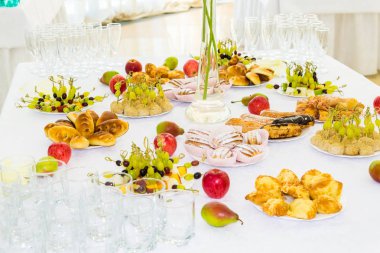 Tabloları şölende hizmet. Tatlılar, meyve ve hamur işleri büfe üzerinde. Cam. Catering.