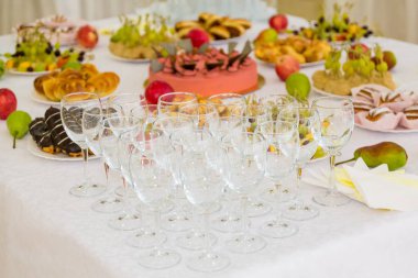 Tabloları şölende hizmet. Tatlılar, meyve ve hamur işleri büfe üzerinde. Cam. Catering.