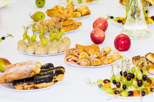 Bankett Asztalok Szolgálják Fel Desszert Gyümölcs Süteményeket Svédasztalos Vendéglátás — Stock Fotó