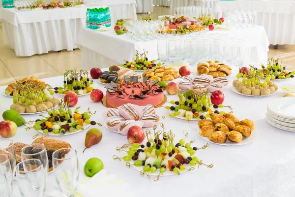 Servierte Tische Beim Bankett Desserts Obst Und Gebäck Vom Buffet — Stockfoto