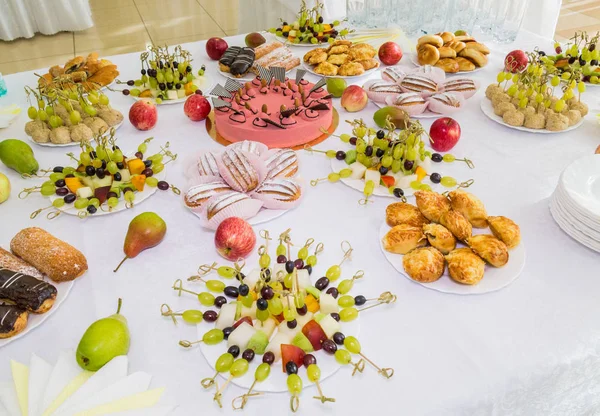 Servierte Tische Beim Bankett Desserts Obst Und Gebäck Vom Buffet — Stockfoto