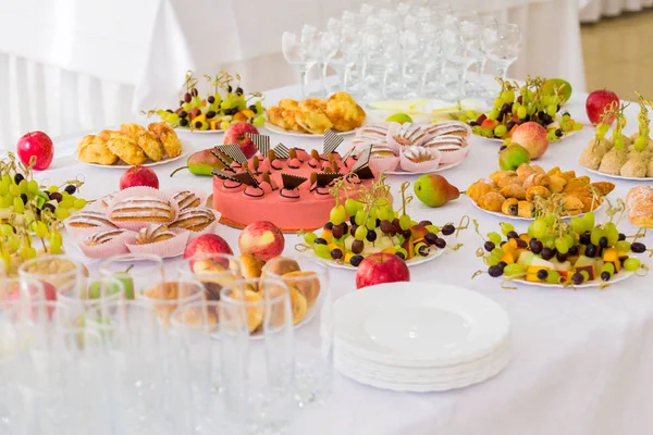 Servierte Tische Beim Bankett Desserts Obst Und Gebäck Vom Buffet — Stockfoto