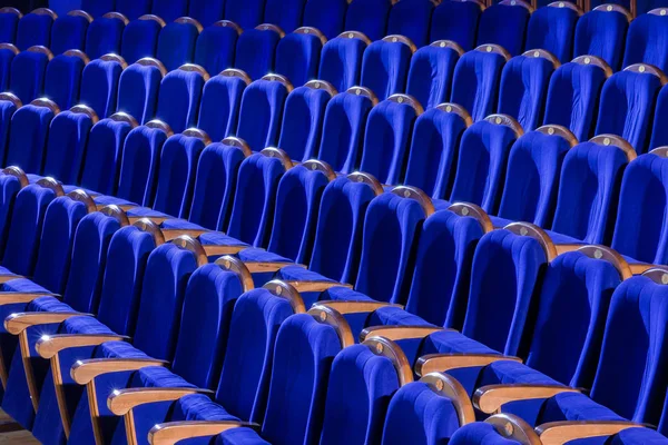 Sillas Felpa Azul Con Reposabrazos Madera Auditorio Auditorio Vacío Teatro — Foto de Stock