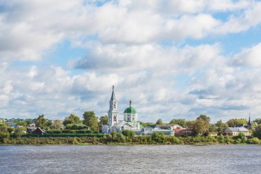 St Catherine Manastırı. Rusya, Tver şehir. Volga Nehri manastır görünümünü. Pitoresk bulutlar gökyüzünde. Yaz veya sonbahar günü.