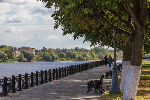 Embankment Volga Tver Russia Autumn Sunny Day Passers Walking Street — Stock Photo, Image