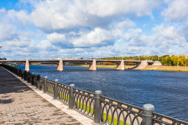 Volga Híd Városi Rakparton Tver Oroszország Folyó Festői Táj Kék — Stock Fotó