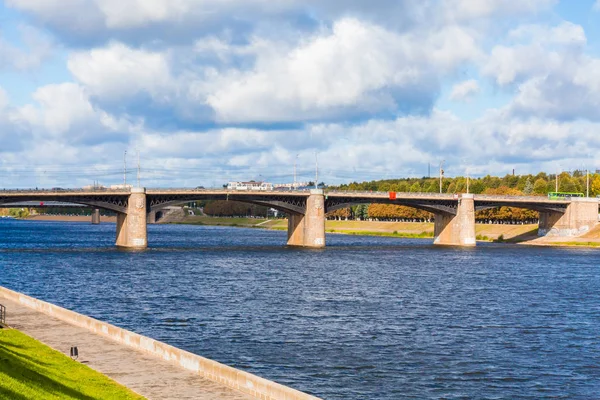 Nieuwe Volga Brug Stad Kade Tver Rusland Pittoreske Rivierlandschap Wolken — Stockfoto