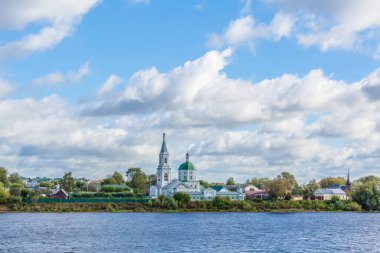 St Catherine Manastırı. Rusya, Tver şehir. Volga Nehri manastır görünümünü. Pitoresk bulutlar gökyüzünde. Yaz veya sonbahar günü.