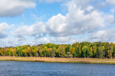 Sonbahar nehir manzara. Pitoresk bulutlar. Ağaçlar yapraklarda sararma.