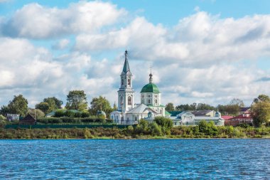 St Catherine Manastırı. Rusya, Tver şehir. Volga Nehri manastır görünümünü. Pitoresk bulutlar gökyüzünde. Yaz veya sonbahar günü.