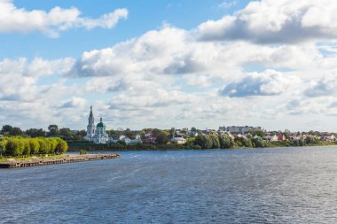Tver, Rusya'nın şehrin pitoresk Volga manzara. Güneşli yaz veya sonbahar günü.