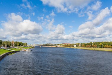 Tver, Rusya Volga Nehri. Ufuk eski Volga köprüde. Zevk yolcu tekneleri iskelede. Pitoresk nehir manzara. Sunny sonbahar günü.