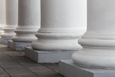 Eski bina beyaz taş sütunlar. Tiyatro cephe.